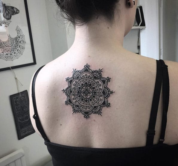 Fiore mandala sulla schiena di Alex Bawn