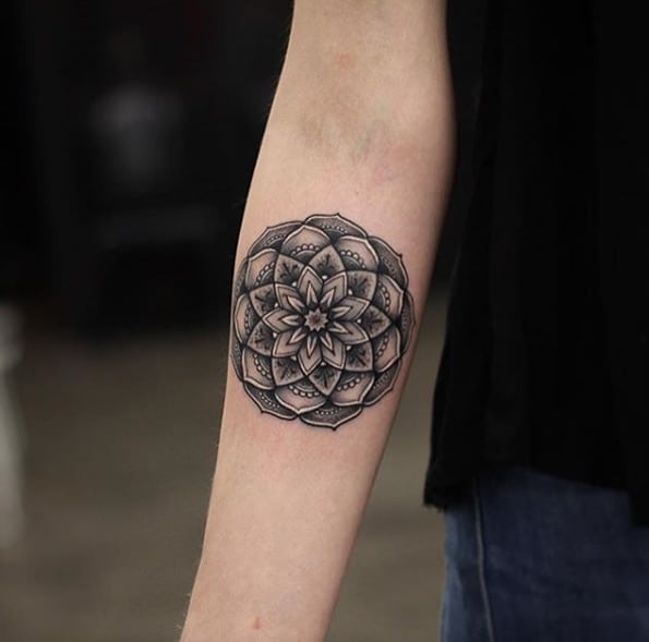 Diseño de mandala sombreado por Kristi Walls