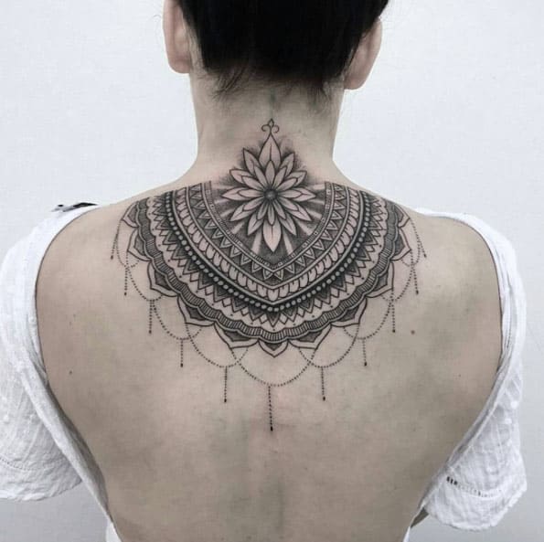 tatouage de mandala sur le dos