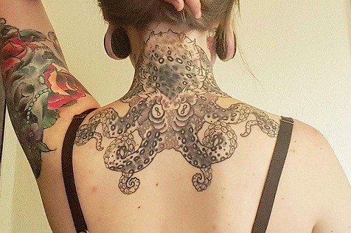 Tatuaje de pulpo en el cuello