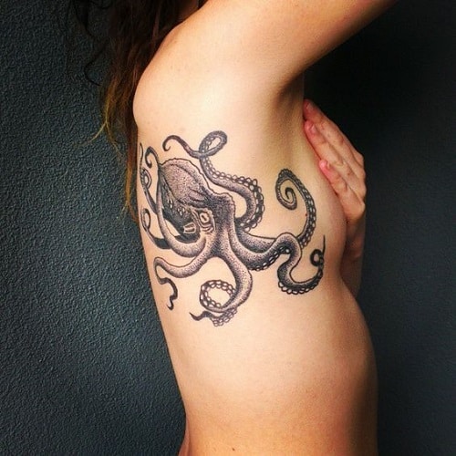 Tatuaje de pulpo Tatuaje lateral en la mujer