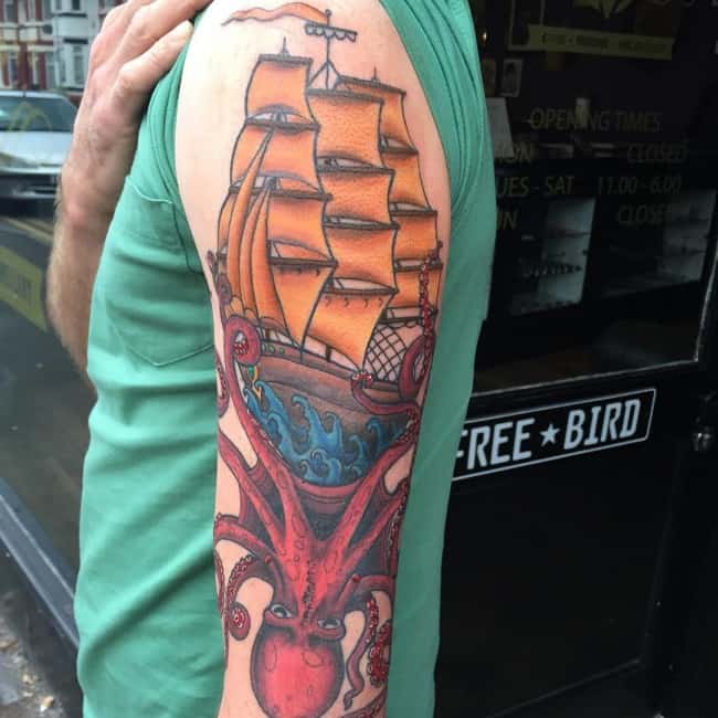 tatouage pieuvre et bateau