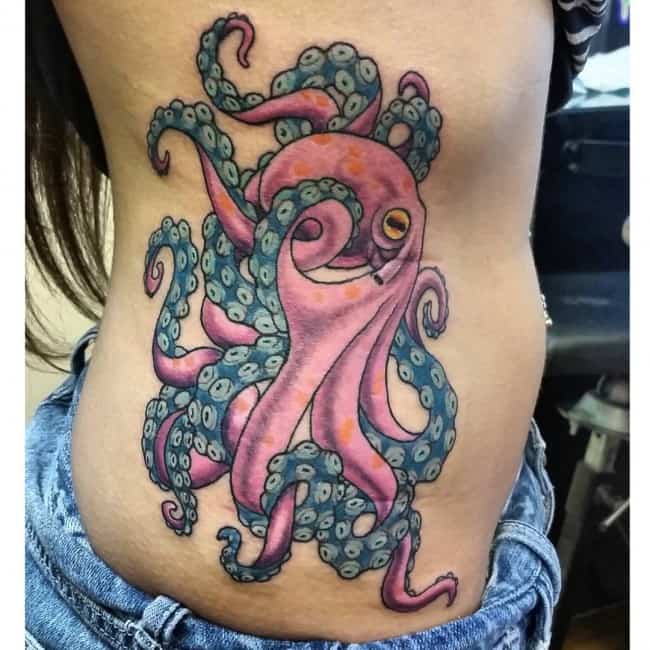 Tatuaje de un pulpo en el costado