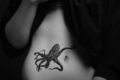 Tatouage pieuvre sur abdomen