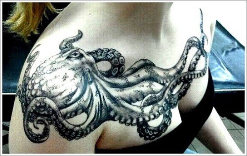 Kraken-Tattoo auf der Brust