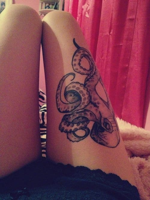 Tatouage de pieuvre sur cuisse de femme