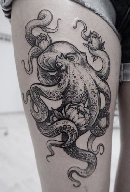 Kraken-Tattoo mit Blumen auf dem Oberschenkel einer Frau