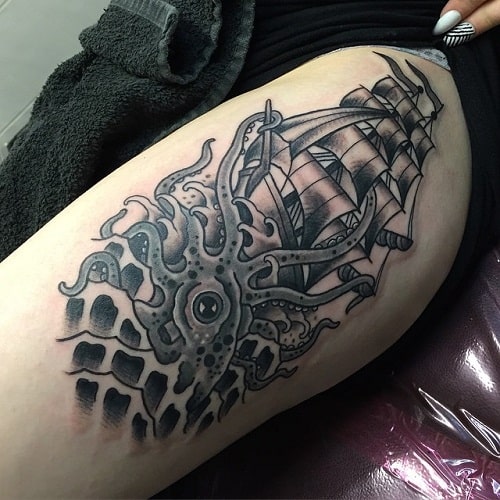 Pieuvre avec tatouage de bateau