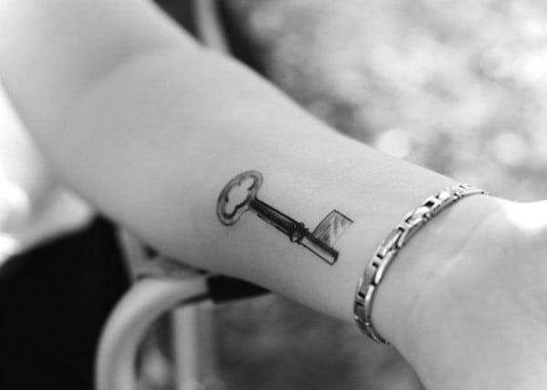 10 Tiny Side Wrist Tattoos To Try | Preview.ph