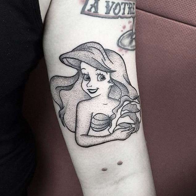 Úžasné tečkované tetování Ariel