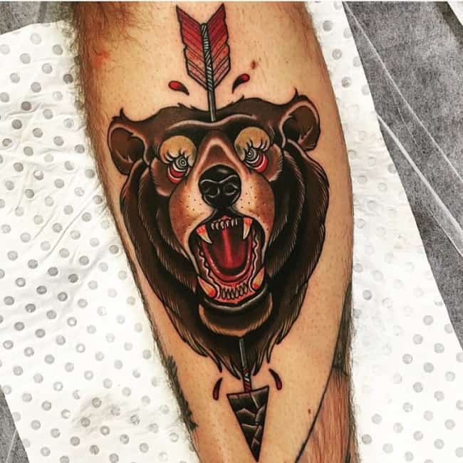 bjørn på arm med pil