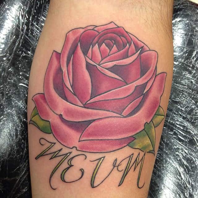 beau tatouage de rose