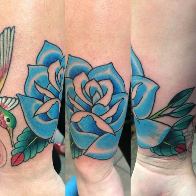 tatouage à la rose bleue