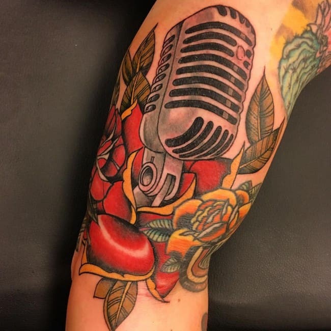 rose et microphone