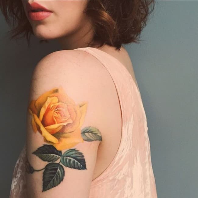 tatuaje de rosa amarilla