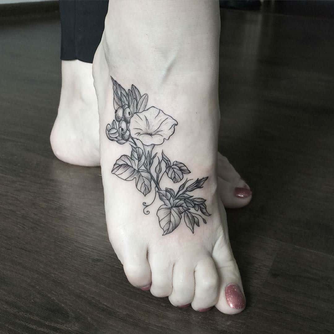 Gifted Ukrainian Artist Creates Stunning Floral Tattoos