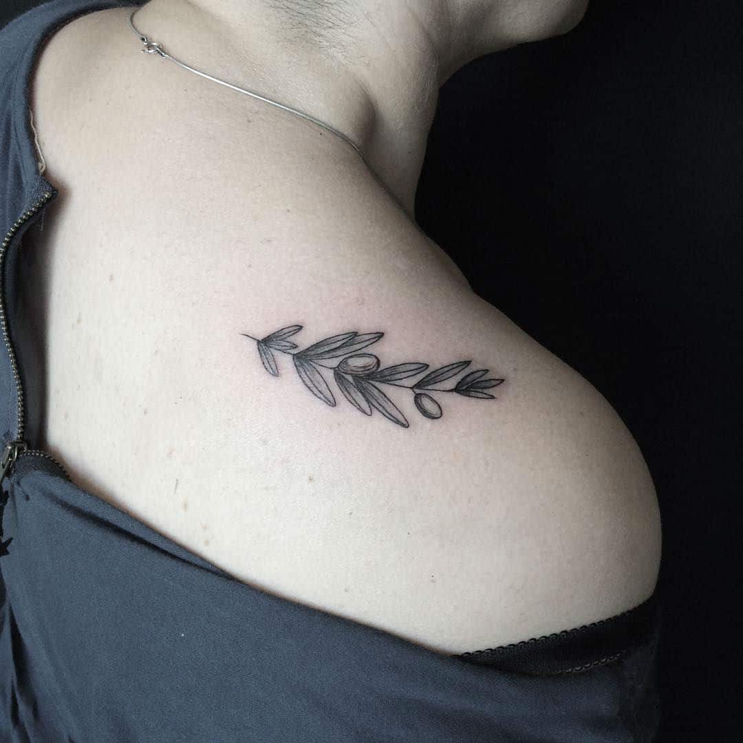 Gifted Ukrainian Artist Creates Stunning Floral Tattoos