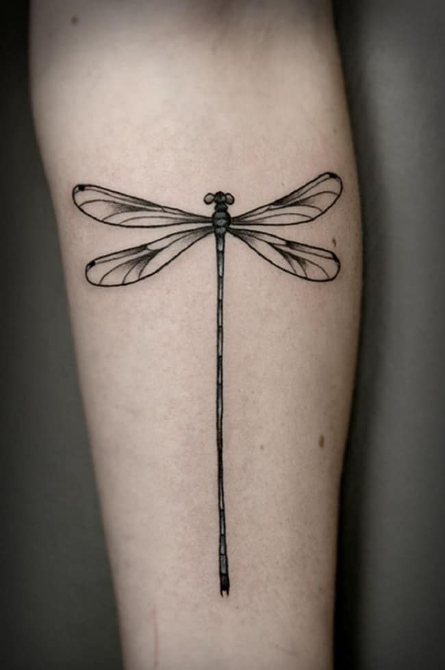 dragonfly tattoo op arm