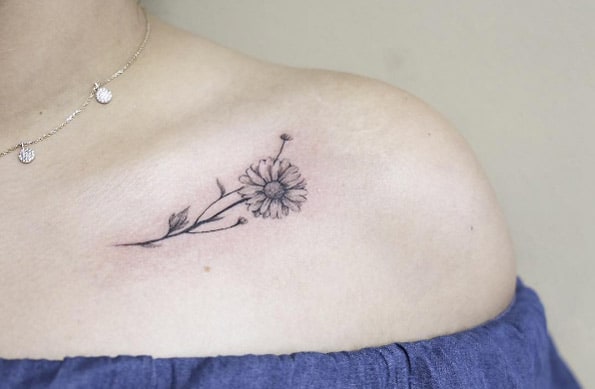 Blackwork daisy on collarbone by Luiza Oliveira