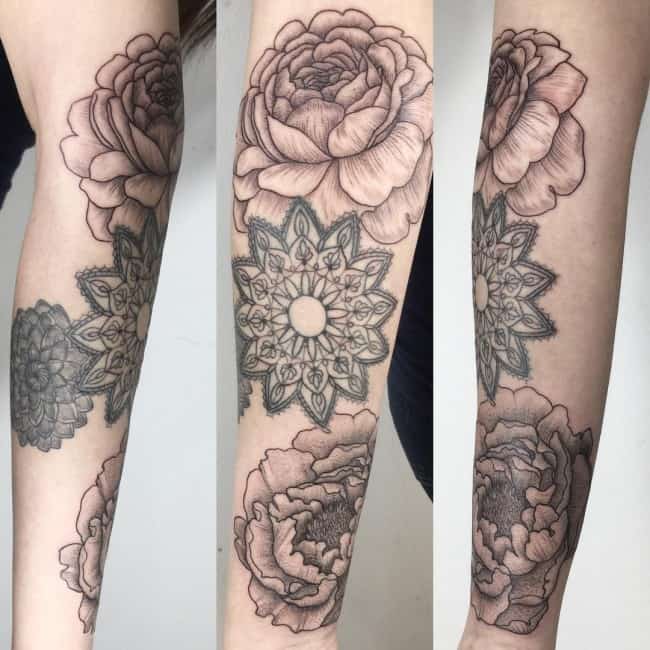 Black And White Tattoo Sleeve For Women Cool Images Half Sleeve Designs Tattoo  Sleeve Designs  फट शयर