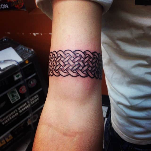 37 Stunning Armband Tattoos For Women - Our Mindful Life