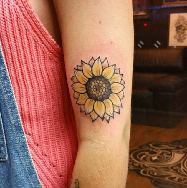 tattoosbythaitraditionalneotraditional neotradboldlinesblackandgreystipplingsunflowerflowersfloral