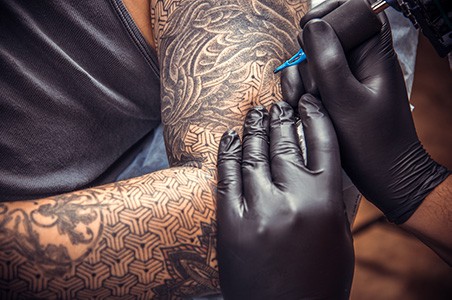 tattooist på jobb