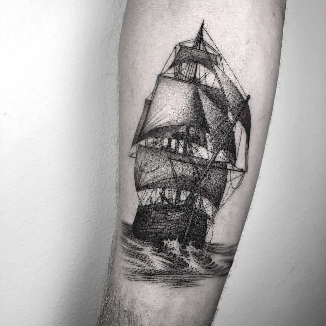 tatouage de bateau sur le bras