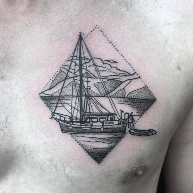 tatouage de bateau sur la poitrine