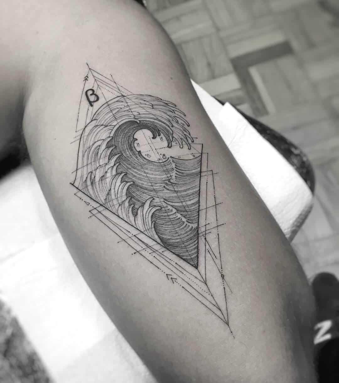 tatuagem geométrica oceânica