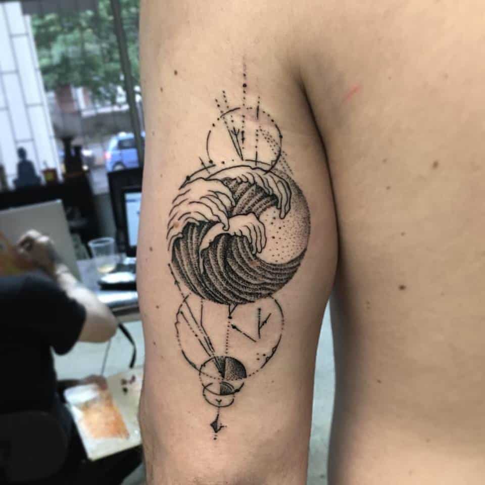 tatouage géométrique d'océan sur le bras