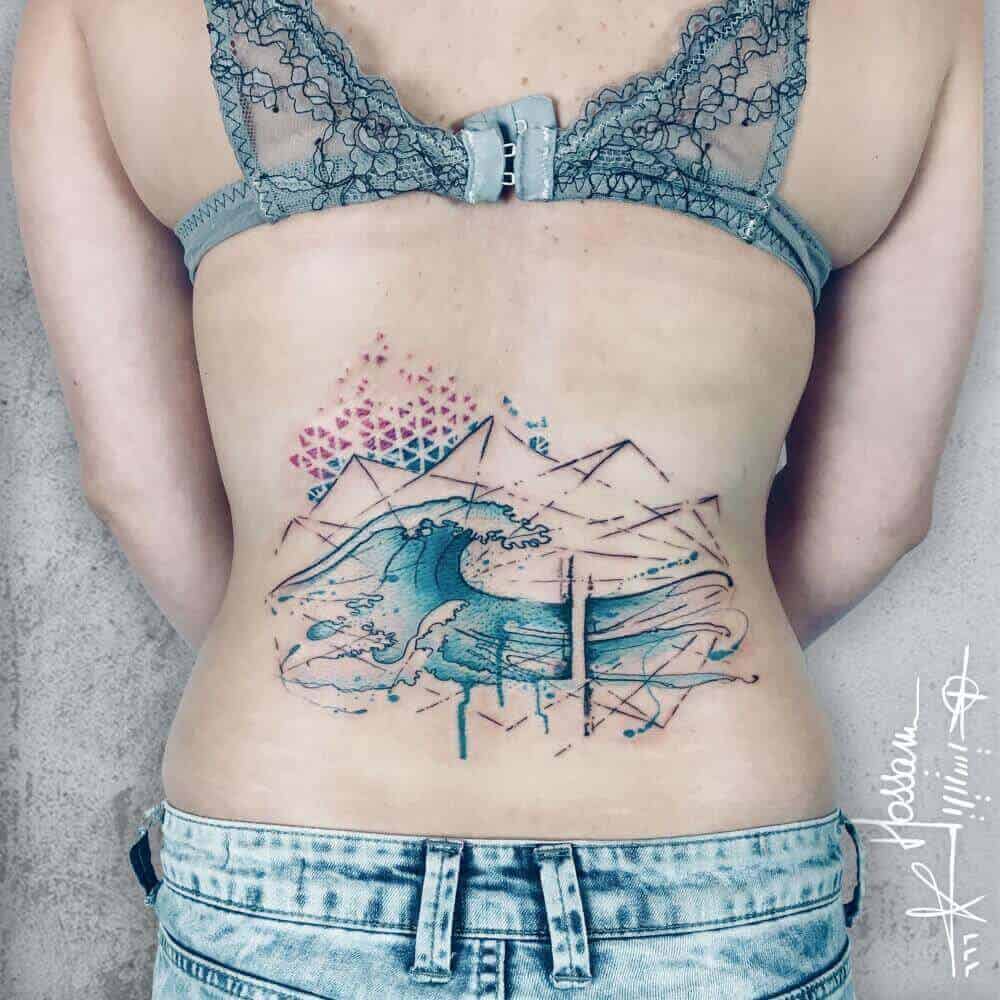 geometrische oceaan tattoo op rug