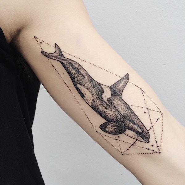 tatuaggio creatura marina geometrica su braccio