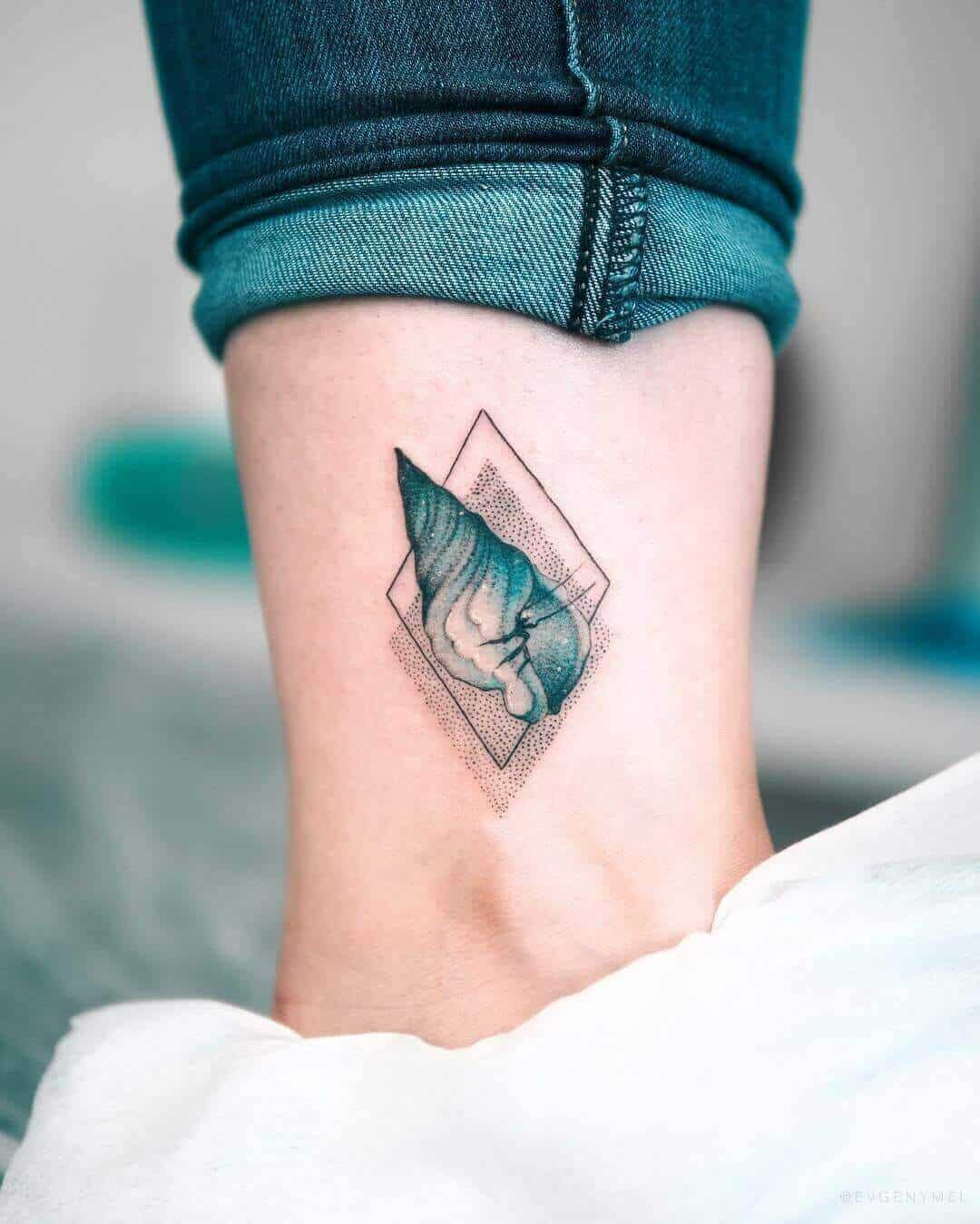 geométrica tatuagem de criatura do mar no tornozelo