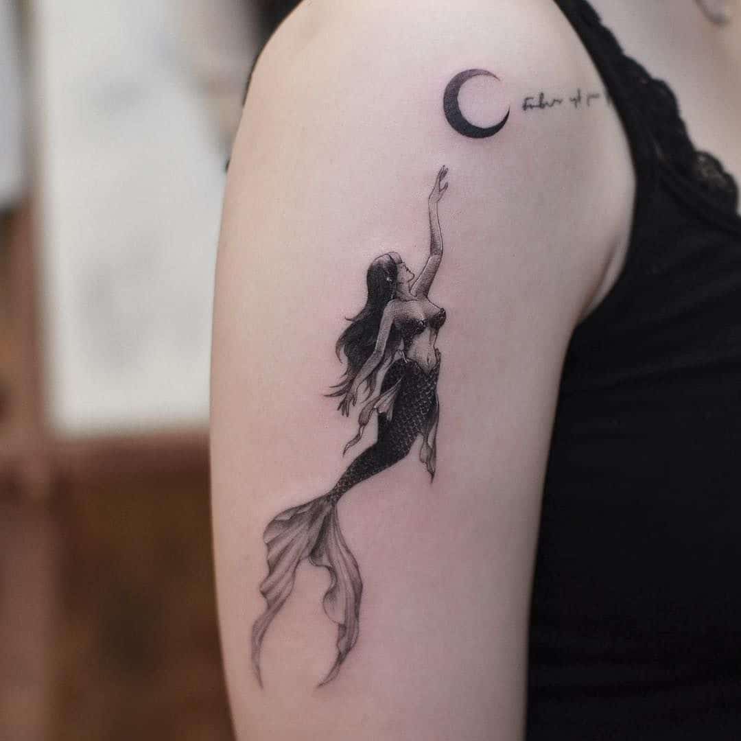 tatouage de sirène sur le bras