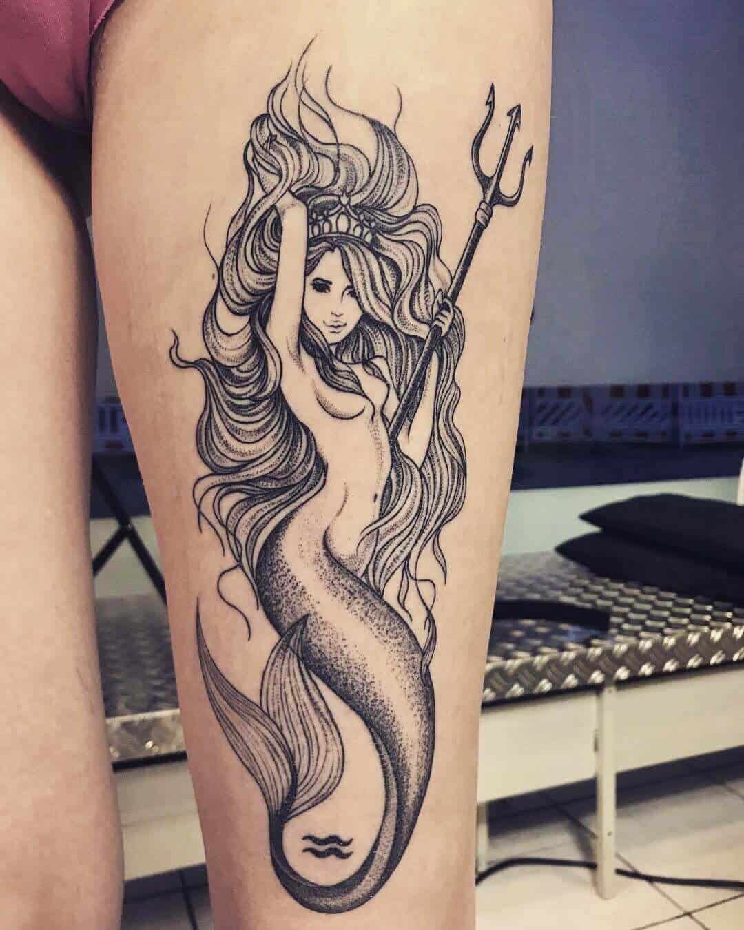 tatouage de sirène sur la jambe