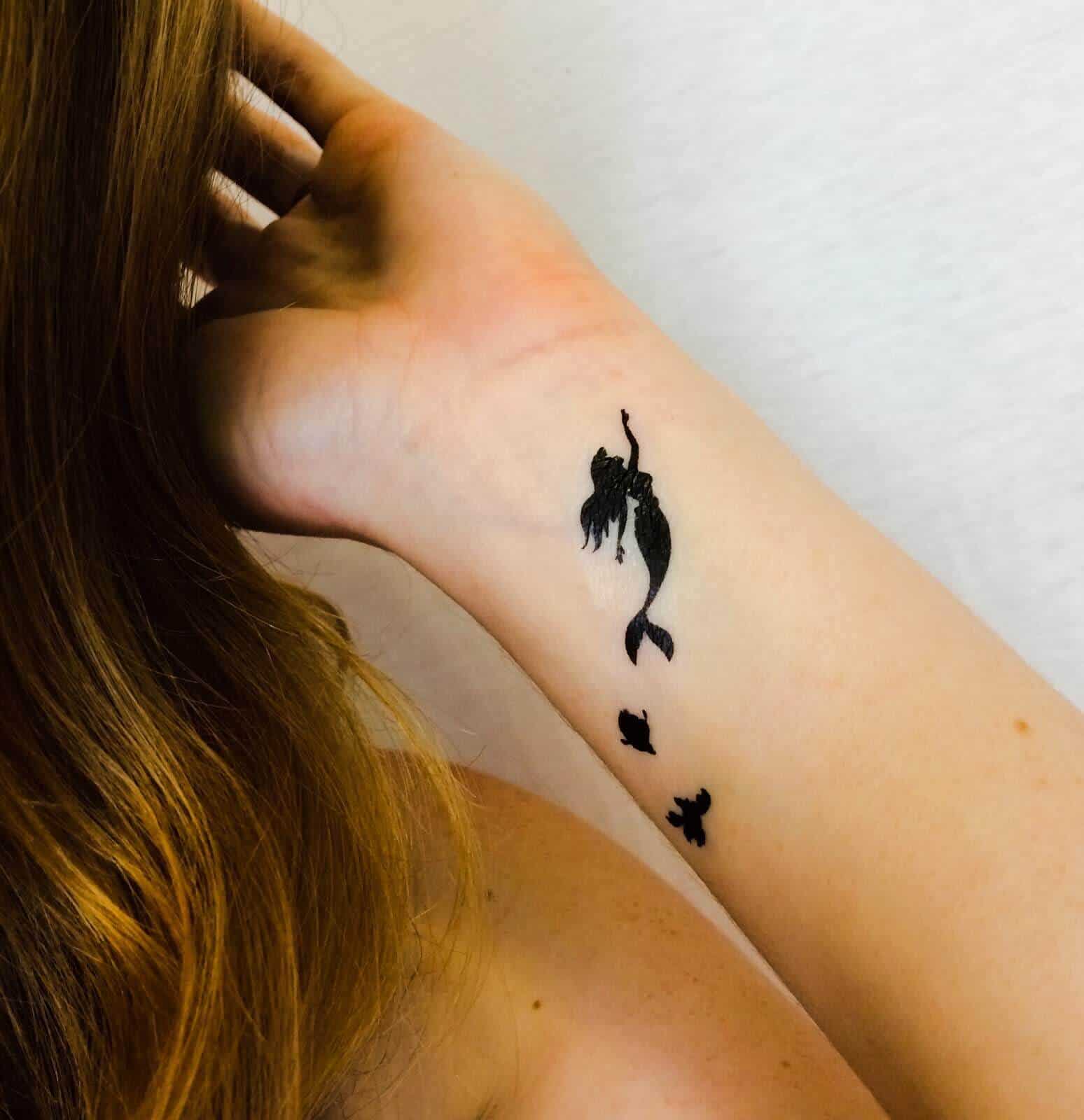 Seejungfrauen-Tattoo am Handgelenk