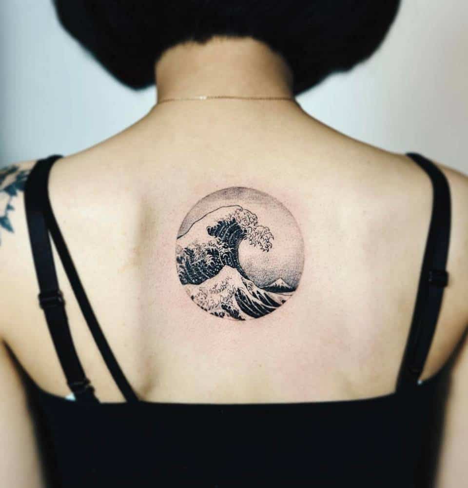 tatuaggio sulla schiena dell'oceano