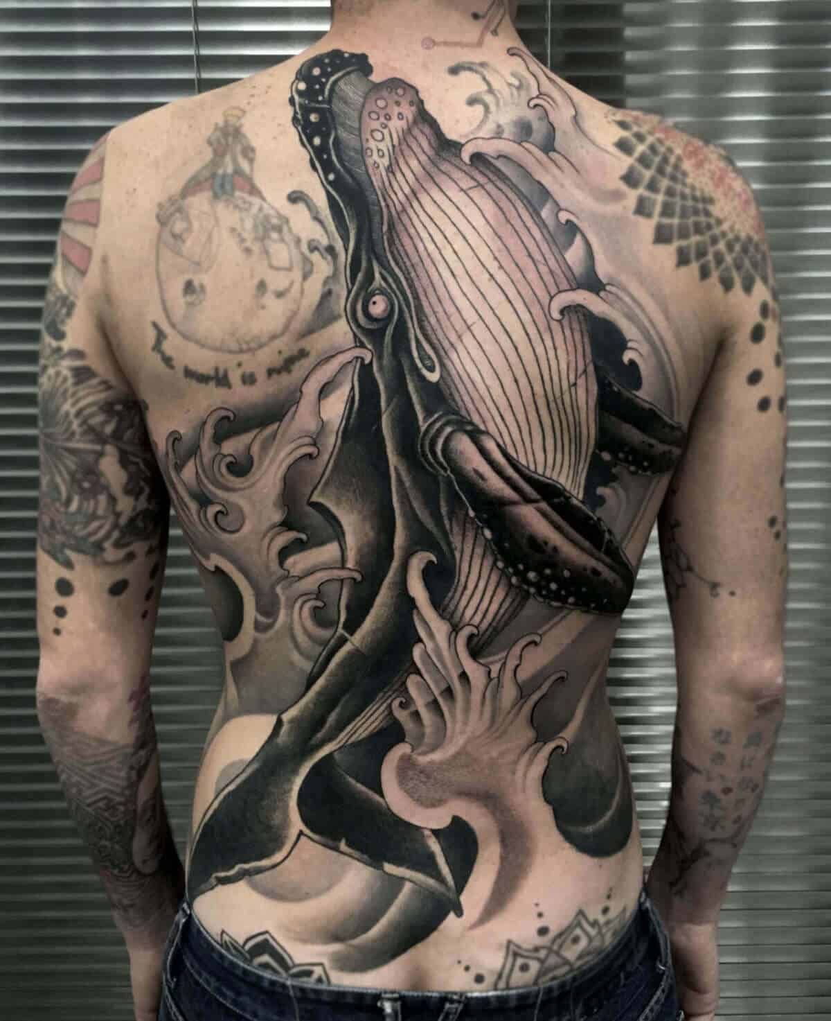 tatuaggio schiena creatura del mare