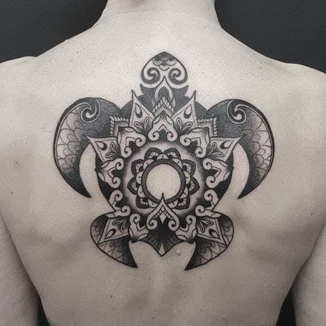 tatouage de dos de créature marine