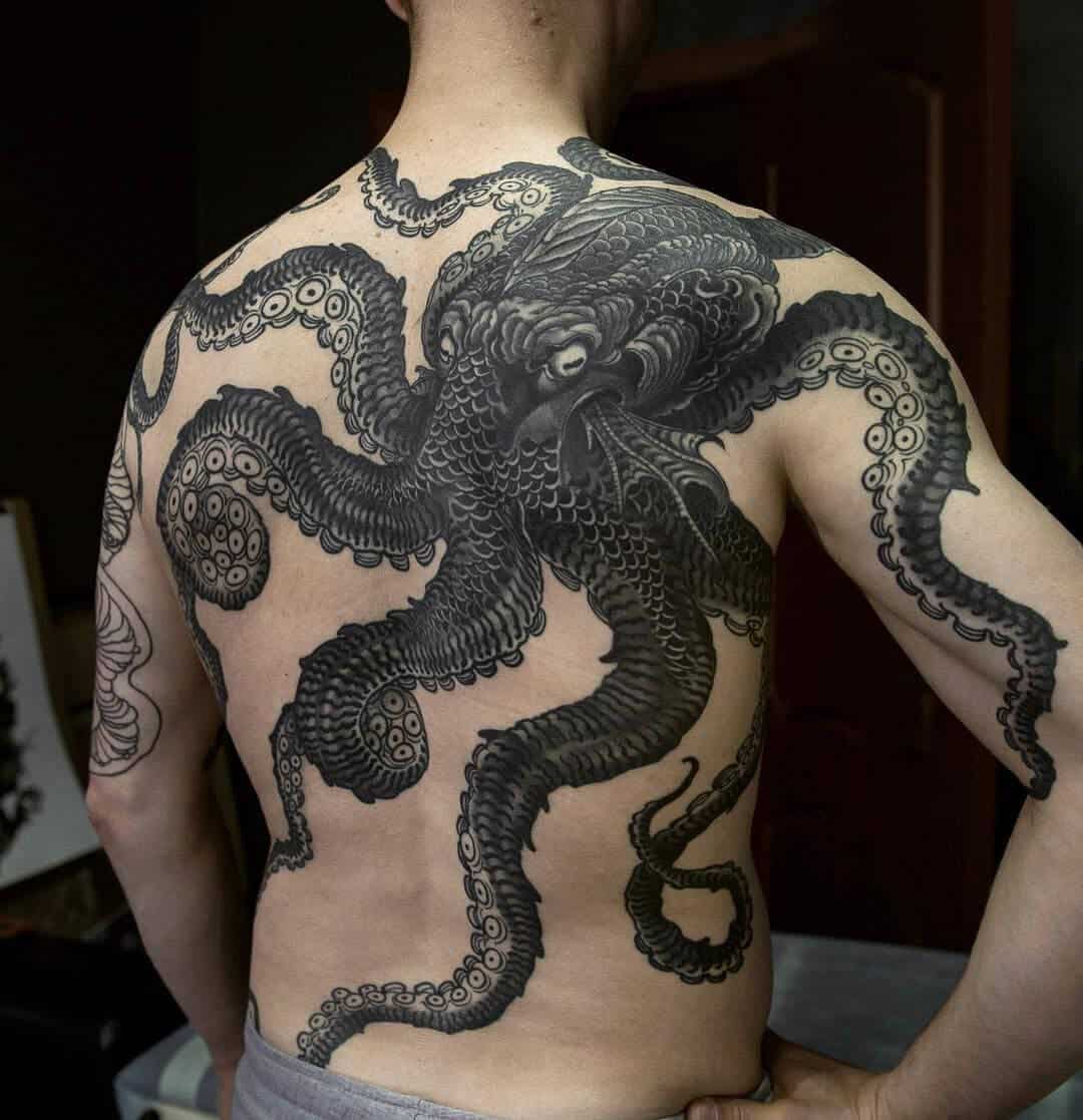 tatouage de créature marine sur le dos