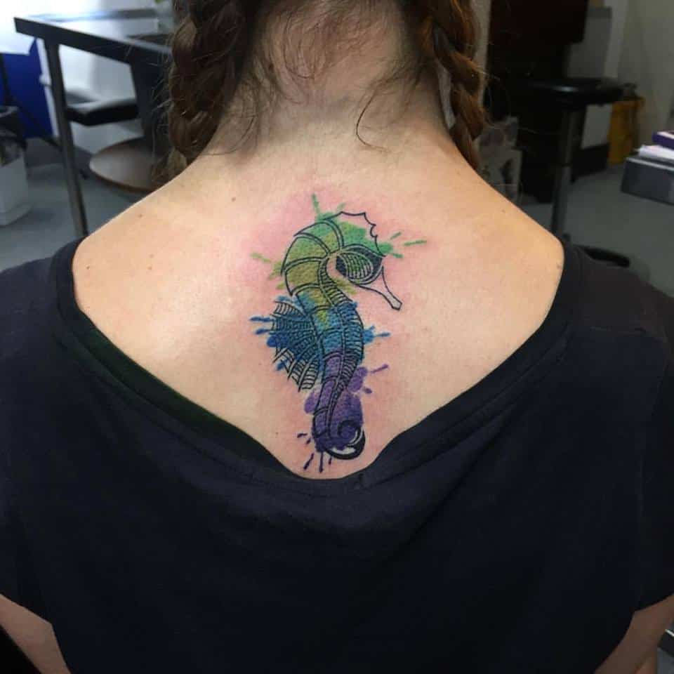 tatouage d'hippocampe sur le dos