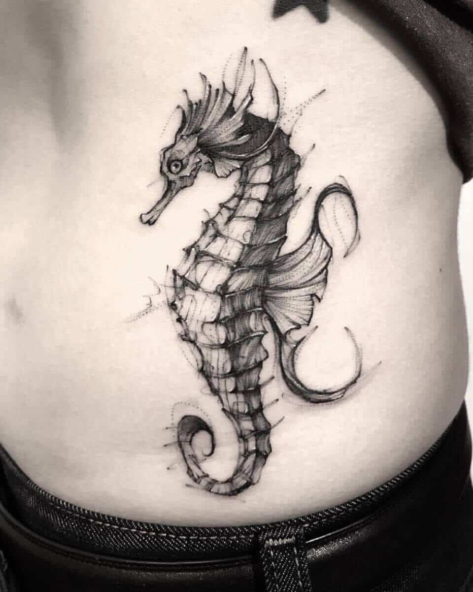 tatouage d'hippocampe sur les côtes