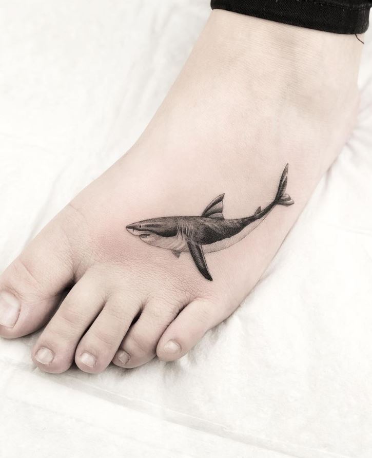 shark tattoo op voet