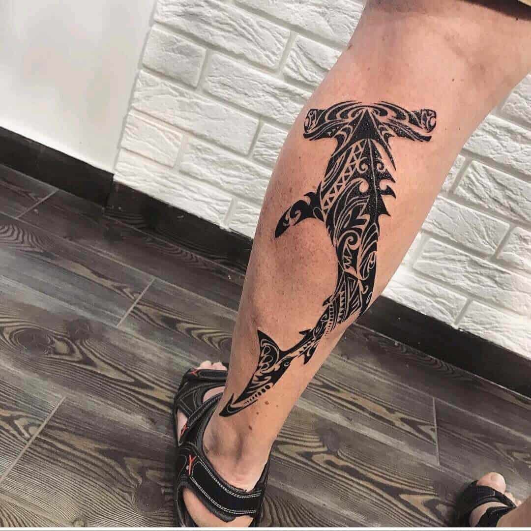 tatuaggio squalo su gamba