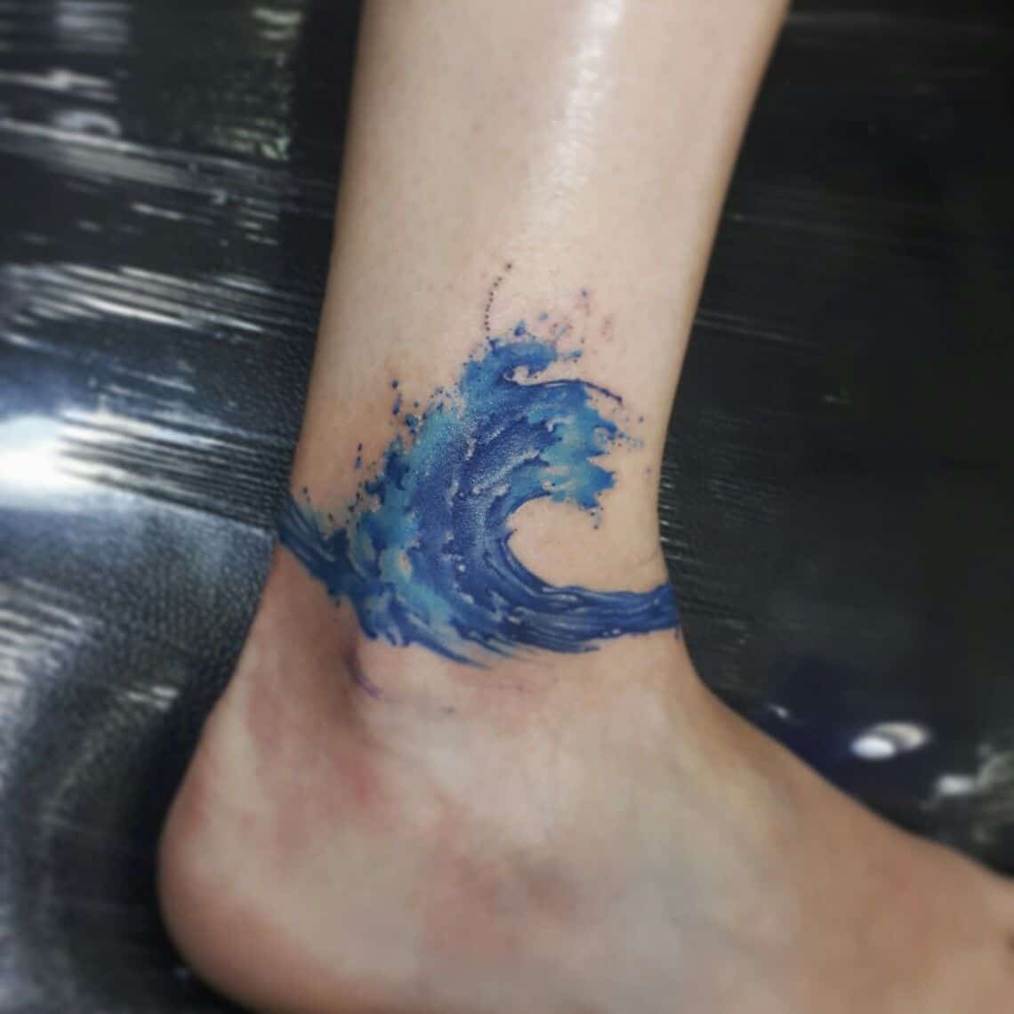 watercolor oceaan tattoo op enkel