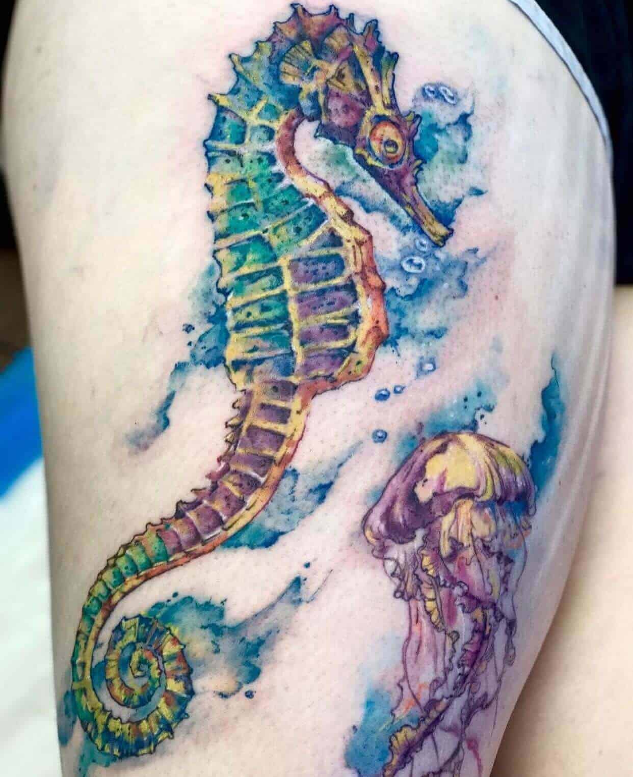 Wasserfarbenes Seepferdchen-Tattoo auf dem Oberschenkel