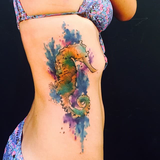 Aquarell Seepferdchen-Tattoo auf Rippe