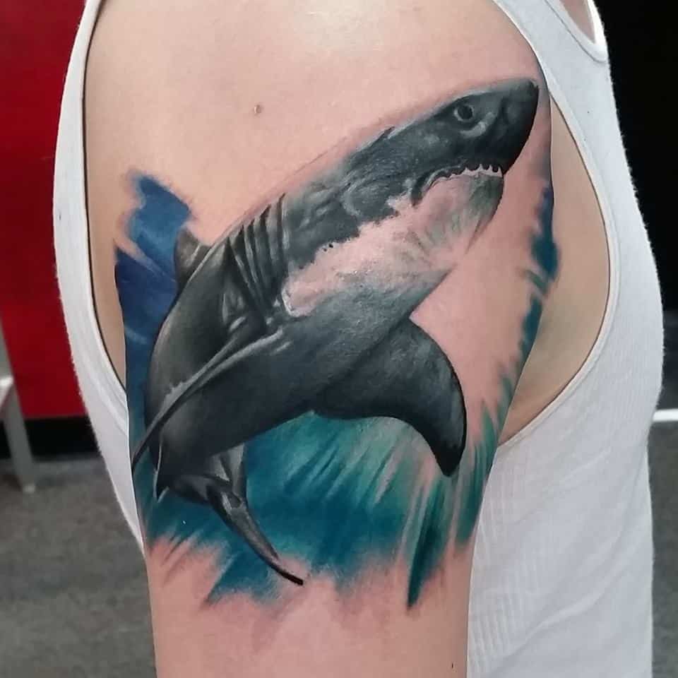 tatouage de requin aquarelle sur le bras