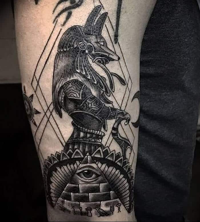 Anubis 🔱#tattoo #tattoos #tattooart #tatuajes #tatuaje #tatuajespequeños  #tattooink #tattooartist #anubistattoo #stickers #videogames  #tattoomagazine... | By Jhony FiliuFacebook